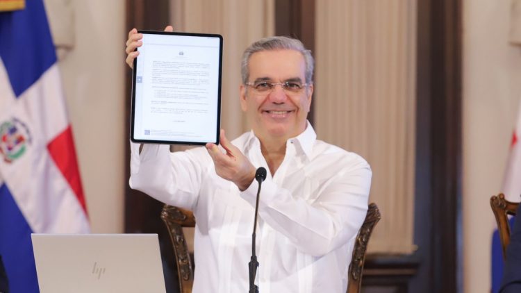 Presidente Luis Abinader firma primer decreto de manera digital