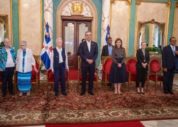 Abinader condecora a tres misioneras canadienses por sus aportes al país