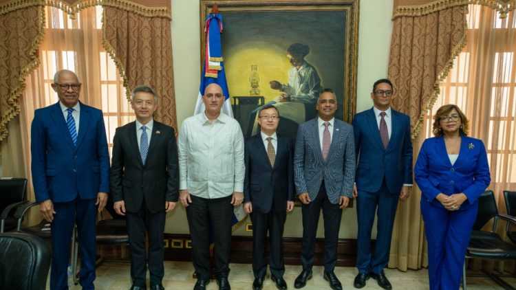 RD recibe donación de China para fortalecer el Sistema 9-1-1