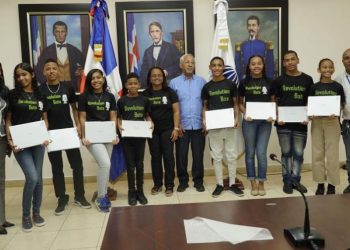 Educación entrega computadoras a estudiantes ganadores de competencia internacional