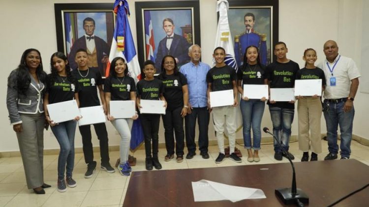 Educación entrega computadoras a estudiantes ganadores de competencia internacional