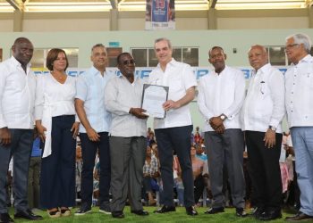 Presidente Abinader entregó obras y títulos en distintos puntos del país