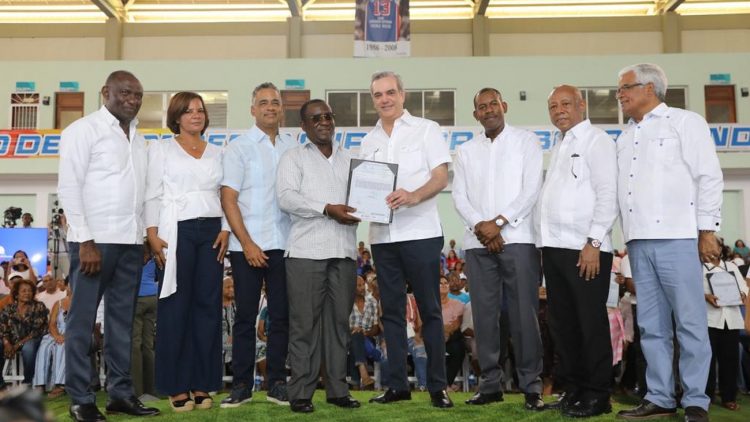 Presidente Abinader entregó obras y títulos en distintos puntos del país