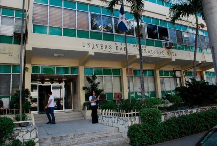 Varios estudiantes heridos por explosión en la Universidad Central del Este
