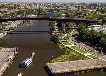 Autoridades buscan hombre que se lanzó a las aguas del río Ozama