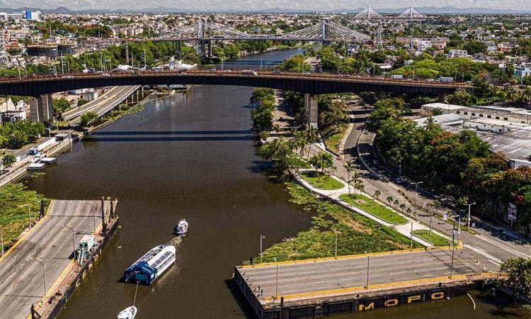 Autoridades buscan hombre que se lanzó a las aguas del río Ozama