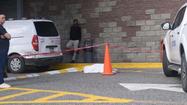 Mujer se lanza desde cuarto piso de una plaza comercial en Santo Domingo