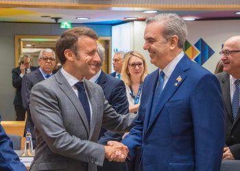 Presidente Abinader conversa con Emmanuel Macron en Cumbre UE-CELAC