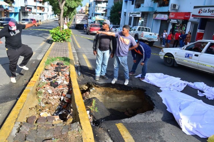Ruptura de tubería provoca hundimiento en avenida Las Carreras en Santiago