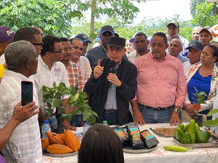 Abel Martínez continuará proyectos de las Visitas Sorpresa, asegura Danilo Medina