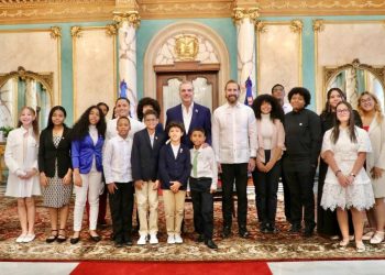 Presidente Abinader recibe a estudiantes meritorios hijos de dominicanos en el exterior