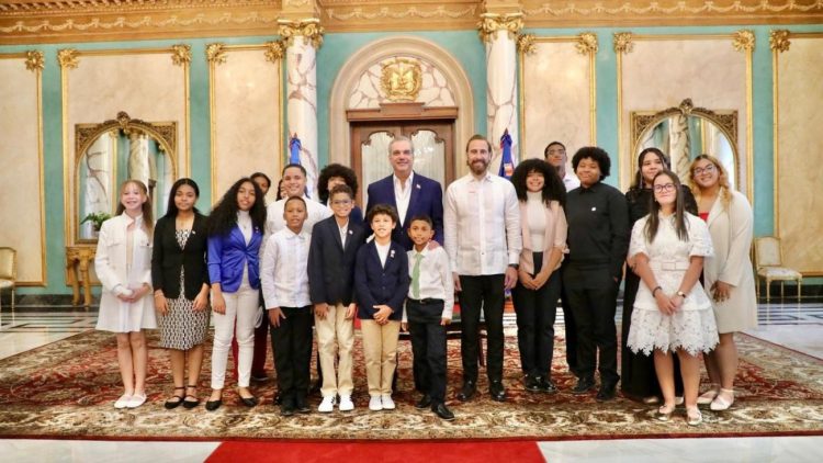 Presidente Abinader recibe a estudiantes meritorios hijos de dominicanos en el exterior