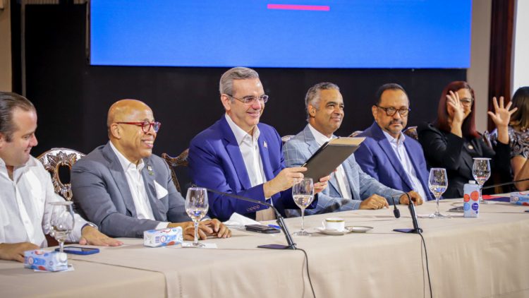 Luis Abinader promulga Ley que reconoce la lengua de señas en RD