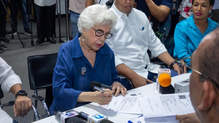 Milagros Ortiz Bosch inscribe precandidatura presidencial de Luis Abinader