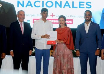 Gobierno entrega 8 mil becas nacionales a jóvenes de todo el país