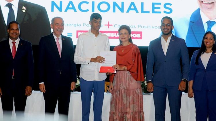 Gobierno entrega 8 mil becas nacionales a jóvenes de todo el país
