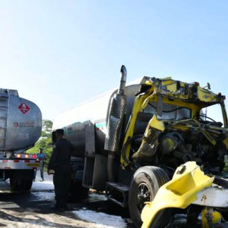 Accidente entre dos camiones obstruye el tránsito en carretera Baní-Azua