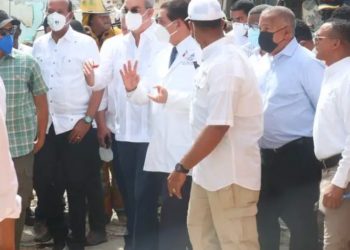 Presidente Luis Abinader visita zona de explosión en San Cristóbal