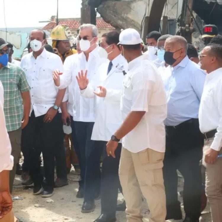 Presidente Luis Abinader visita zona de explosión en San Cristóbal