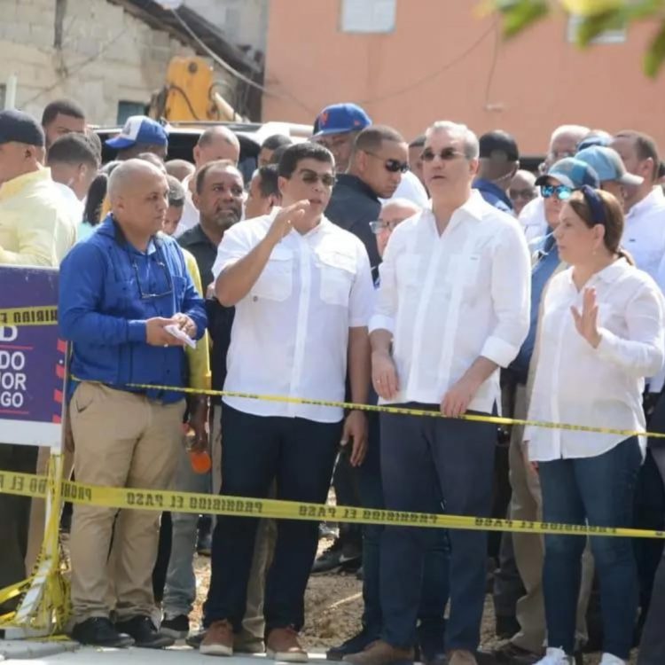 Presidente Luis Abinader visita cañada Las 800 de Los Ríos