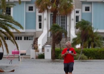 Huracán Idalia toca tierra en Florida y se debilita a categoría 1