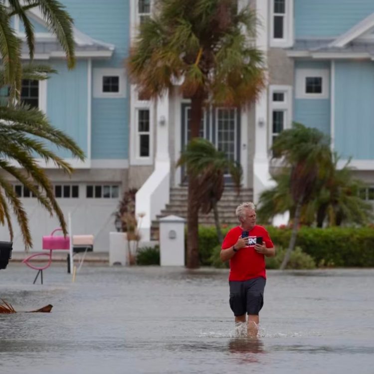 Huracán Idalia toca tierra en Florida y se debilita a categoría 1