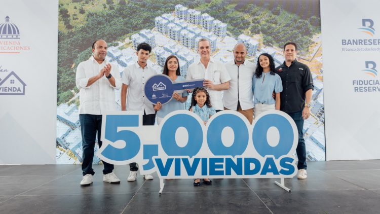 Presidente Abinader entrega 494 apartamentos en el Gran Santo Domingo