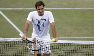 Roger Federer portando una camiseta con su logo