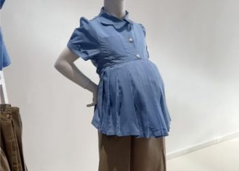 Exhiben maniquí embarazada con uniforme escolar en Feria Internacional de Libro