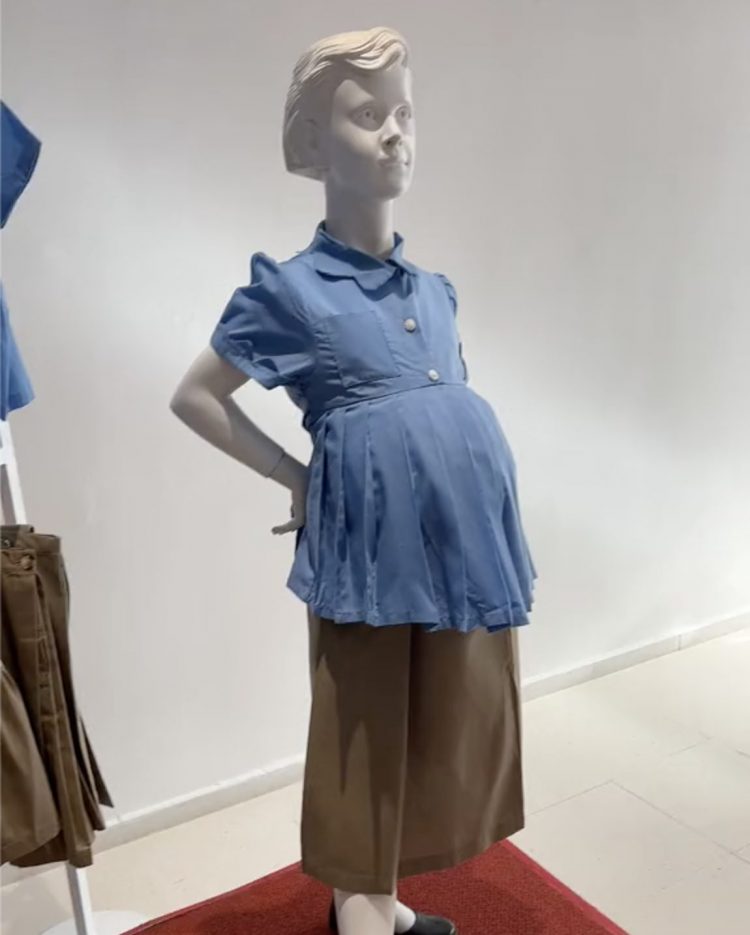 Exhiben maniquí embarazada con uniforme escolar en Feria Internacional de Libro
