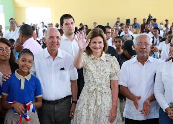 Gobierno mejora red de escuelas públicas, afirma vicepresidenta Raquel Peña