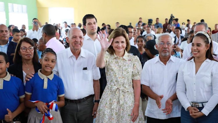 Gobierno mejora red de escuelas públicas, afirma vicepresidenta Raquel Peña