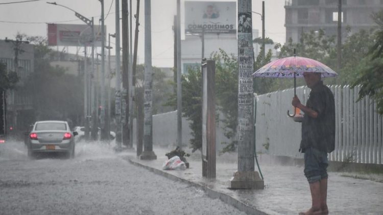 COE eleva a 15 las provincias en alerta verde por vaguada y onda tropical