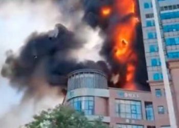 Voraz incendio consume un edificio de oficinas en Tianjin, China