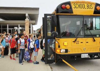 Escuelas de Nueva York enfrentarán multas por negar acceso a niños migrantes