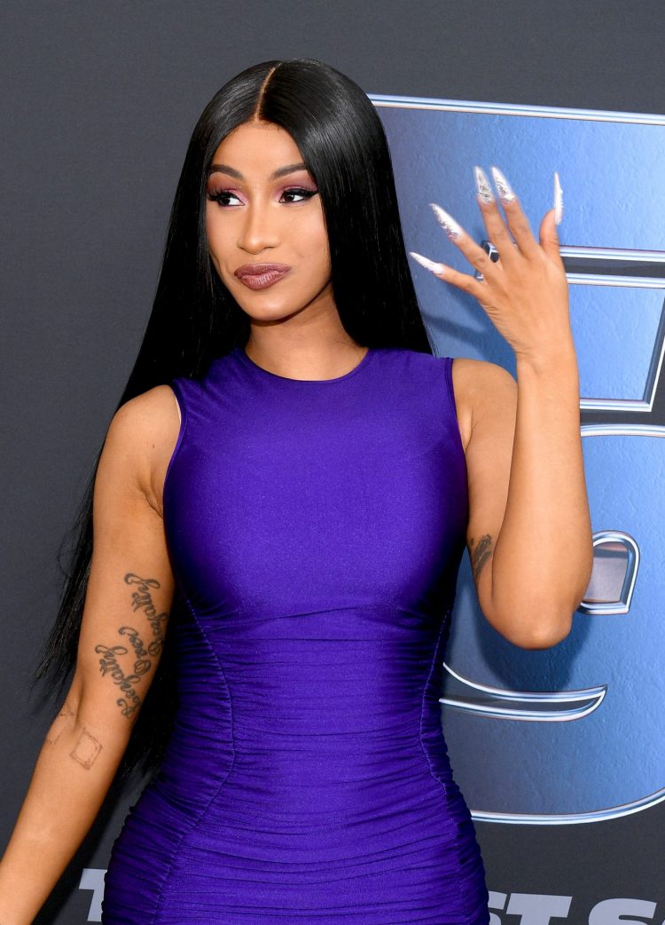 Cardi B es investigada por lanzar micrófono a una fanática durante un concierto