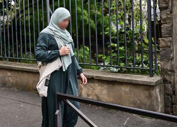 Francia prohibirá el uso de la túnica abaya en las escuelas públicas