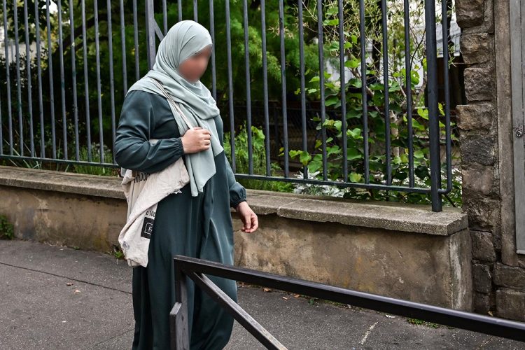 Francia prohibirá el uso de la túnica abaya en las escuelas públicas