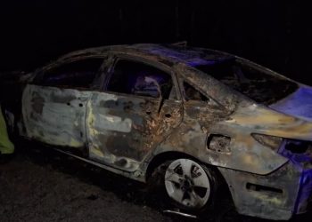 Encuentran dos personas calcinadas dentro de un carro en Loma Miranda