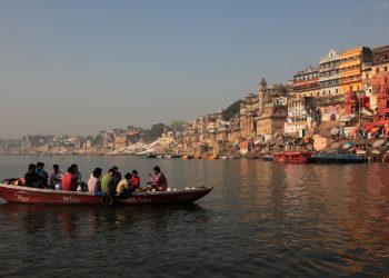 Desaparecen al menos diez niños tras vuelco de una barca en el norte de la India