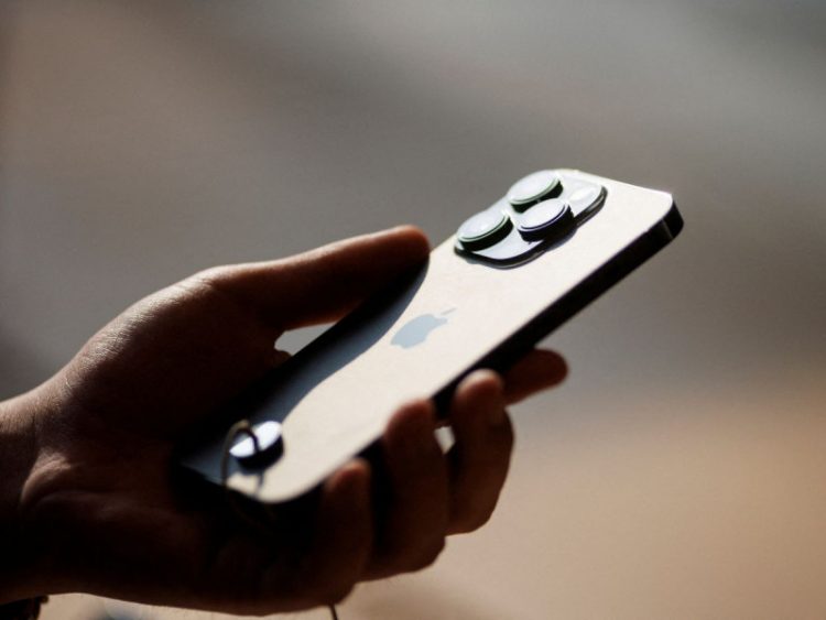 China prohíbe a funcionarios del Gobierno usar iPhones durante su jornada laboral