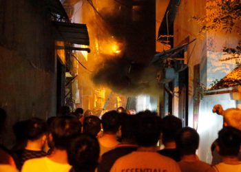 Mueren decenas de personas en el incendio de un edificio en Vietnam