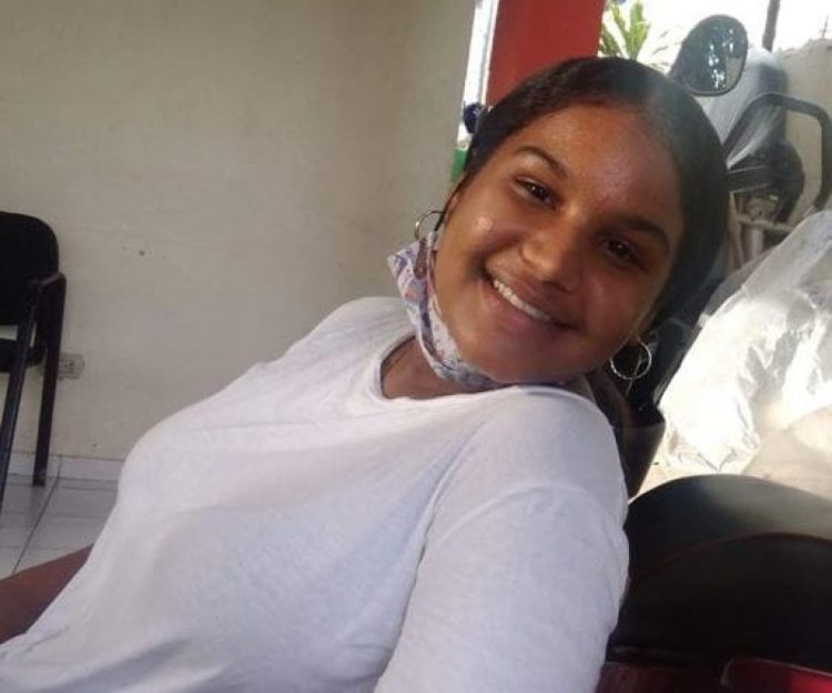 Adolecente de 14 años muere tras ser impactada por una bala perdida en Santiago