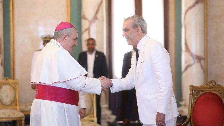 Presidente Abinader recibe cartas credenciales del nuncio apostólico y de tres nuevos embajadores