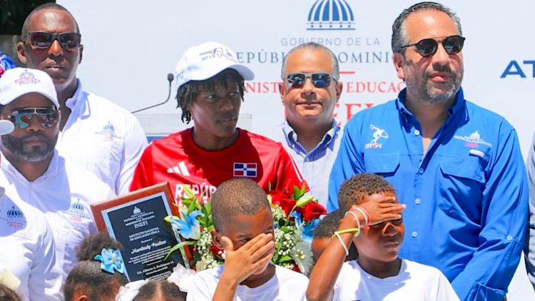 Gobierno reconoce a Marileidy Paulino en la escuela donde estudió