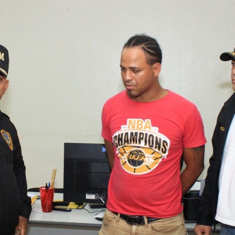 Se entrega hombre acusado de matar dos vigilantes en supermercado de Villa Mella