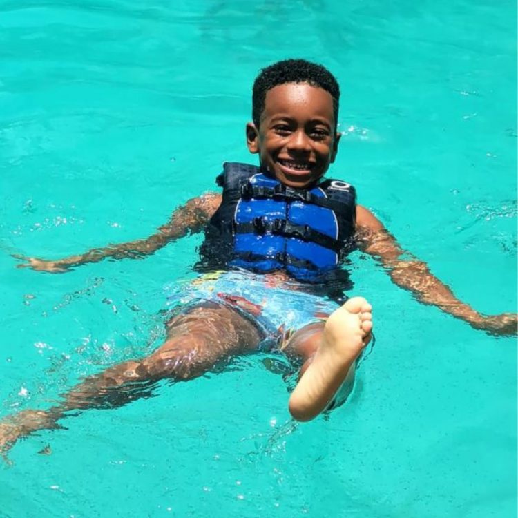 Muere niño de 7 años tras caerle tablero de cancha de baloncesto en escuela