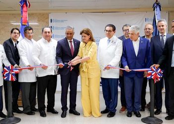 Vicepresidenta Raquel Peña entrega moderno tomógrafo en hospital de Santiago