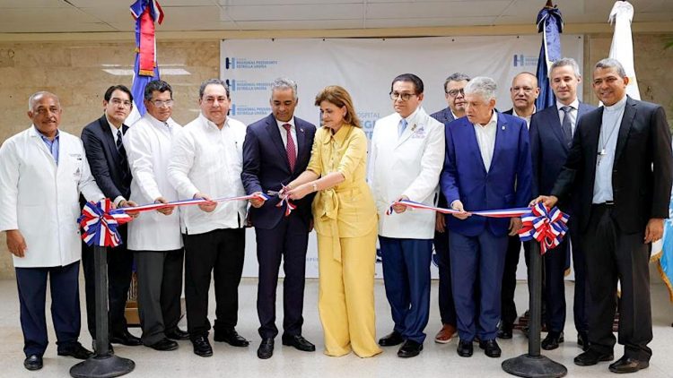Vicepresidenta Raquel Peña entrega moderno tomógrafo en hospital de Santiago