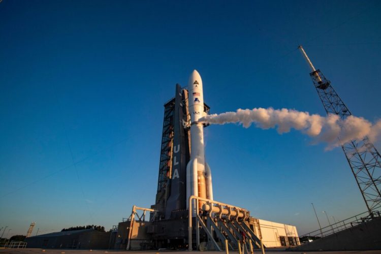 Estados Unidos lanza satélites de vigilancia de la misión clasificada 'Silent Barker'